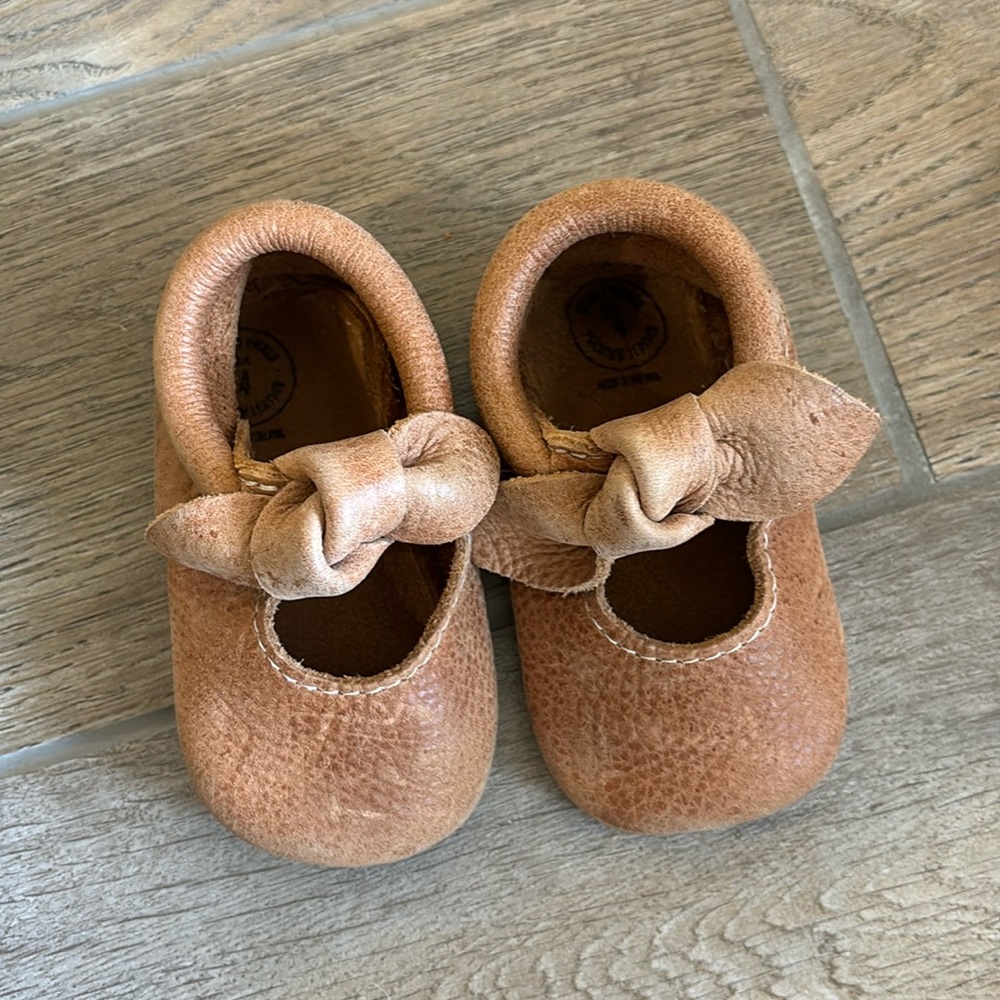FRESHLY PICKED Zion Knotted Bow Moccasins, size 4